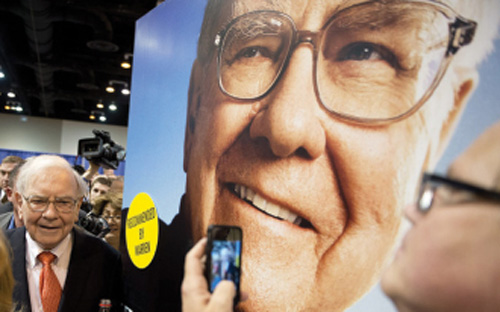 Ông Warren Buffett, Chủ tịch Tập đoàn Berkshire Hathaway, tại đại hội cổ đông năm nay của Tập đoàn.<br>