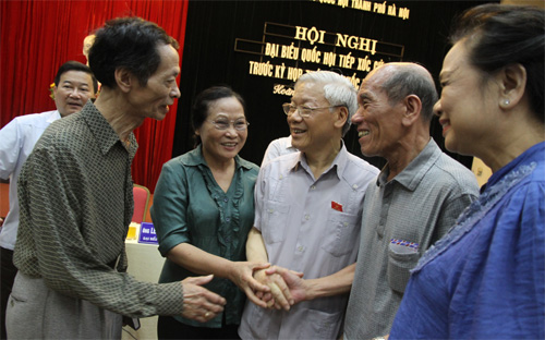 Tổng bí thư Nguyễn Phú Trọng tiếp xúc cử tri quận Hoàn Kiếm (Hà Nội) - Ảnh: Nguyễn Hùng.<br>