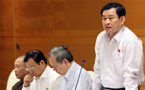 Phó chủ nhiệm Ủy ban Tư pháp Nguyễn Đình Quyền (người đứng) phát biểu tại phiên thảo luận tổ về tình hình kinh tế - xã hội, sáng 24/10 - Ảnh CTV.<br>