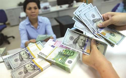 Nợ công áp sát giới hạn, nhiệm vụ hóa giải áp lực tỷ giá cho năm 2017 và tiếp theo của Ngân hàng Nhà nước sẽ trở nên hết sức thách thức.
