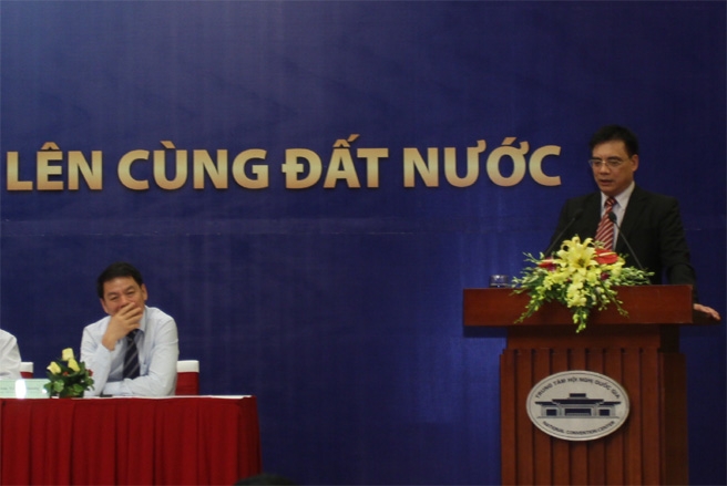 Viện trưởng Viện Kinh tế Việt Nam, TS. Trần Đình Thiên phát biểu tại cuộc tọa đàm “Doanh nhân trẻ Việt Nam 20 năm đi lên cùng đất nước” - Ảnh: CTV.<br>