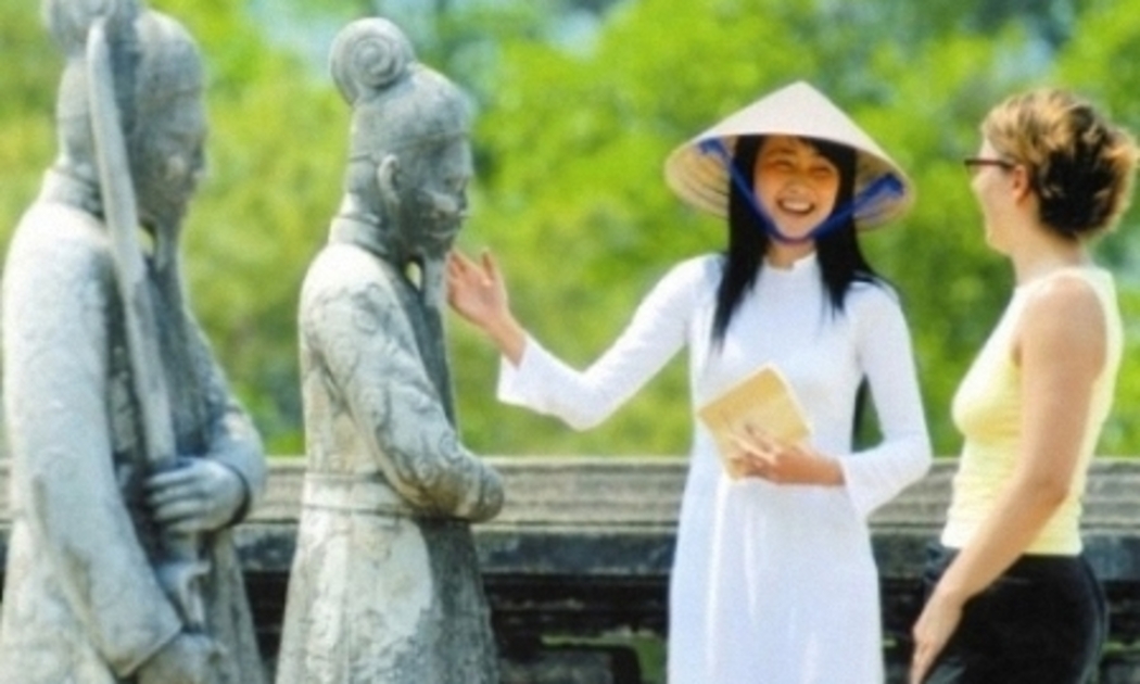 Năm 2015, Việt Nam đón 7-7,5 triệu lượt khách du lịch quốc tế và 
36-37 triệu lượt khách du lịch nội địa; tổng thu từ khách du lịch đạt 
10-11 tỷ USD, đóng góp 5,5-6% vào GDP cả nước - Ảnh: Cinet.