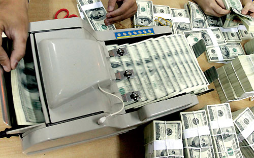 Thay vì lo rủi ro tỷ giá, phòng thủ và thụ động với tỷ giá hoặc tốn kém 
chi phí để luồn lách, doanh nghiệp và người dân có nhu cầu ngoại tệ hợp 
pháp đã có thêm thời gian, bớt đi chi phí vì lộn xộn tỷ giá để tập trung
 cho sản xuất, kinh doanh.