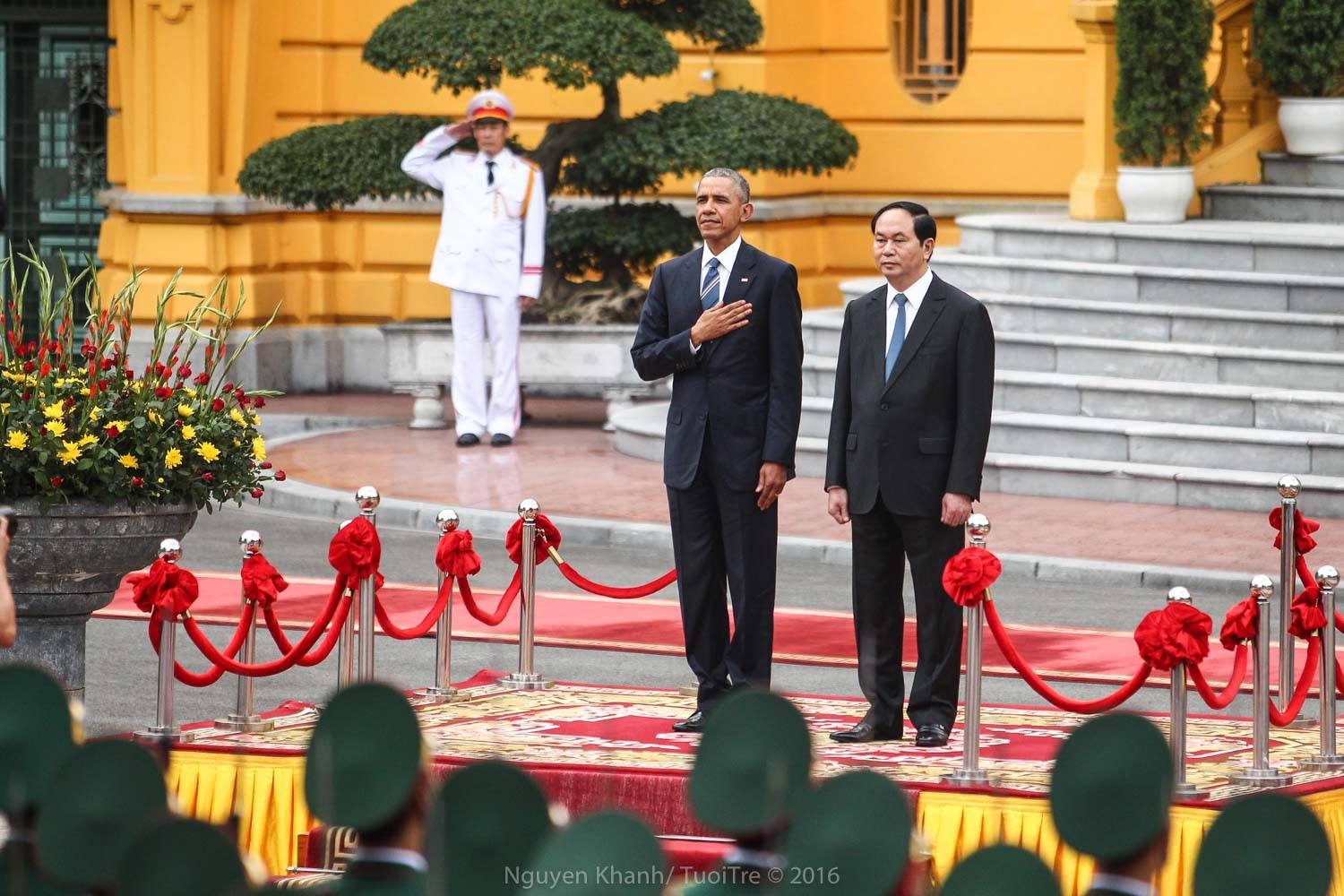 Nghi lễ đón Tổng thống Mỹ được tổ chức theo nghi thức cấp Nhà nước. Lãnh đạo hai nước đã tiến hành chào cờ và duyệt đội danh dự - Ảnh: Nguyễn Khánh.<br>