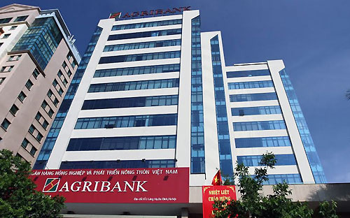 Bên cạnh quy mô tổng tài sản đạt mốc 1 triệu tỷ đồng cuối 2016, Agribank còn có hệ thống mạng 
lưới vô địch với trên 2.300 chi nhánh và phòng giao dịch, có tới gần 
40.000 cán bộ nhân viên.