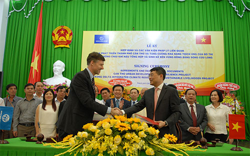 Bên cạnh việc vận động các nhà tài trợ quốc tế như các khoản vay từ
 WB, ngành ngân hàng cũng sẽ ngồi lại để đánh giá và có những chính 
sách, nguồn lực hỗ trợ cụ thể trong ngày 12/7.