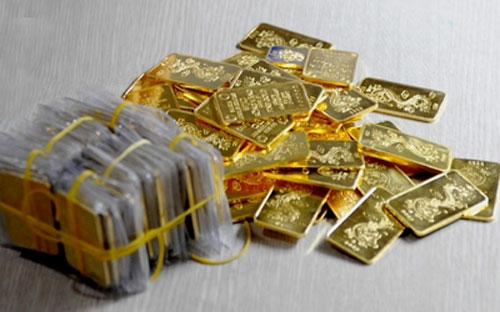 Ba phiên gần nhất, cả 26.000 lượng chào bán mỗi phiên đều được vét sạch.
 Dường như vàng cứ đưa ra đấu thầu là hết, chẳng đầy cái miệng của sức 
cầu. 52 tấn chỉ trong vòng ba tháng, một quy mô lớn, cung dồn dập vậy mà
 chênh lệch giá vẫn chưa thực sự thu hẹp.