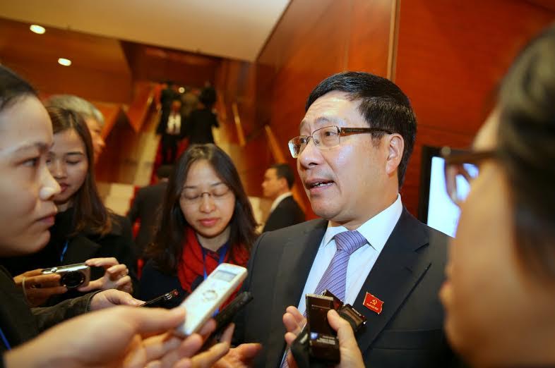 Phó thủ tướng - Bộ trưởng Ngoại giao Phạm Bình Minh trao đổi với báo chí bên hành lang Đại hội Đảng 12.