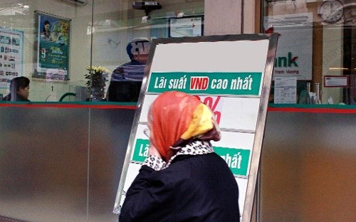  Còn điều có thể nhìn thấy qua những diễn biến mới cho thời điểm hiện 
nay là: chi phí vay vốn của người dân và doanh nghiệp có thêm áp lực bị 
đẩy qua dần thời dễ chịu.