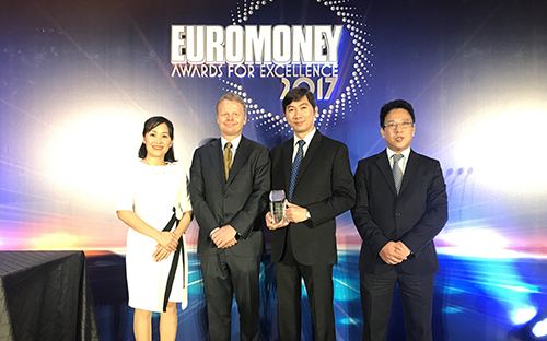 Đại diện Vietcombank nhận giải thưởng từ Euromoney.<br>