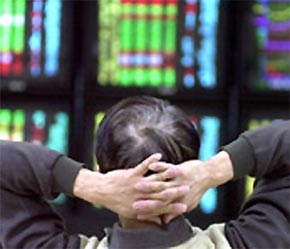 Một nhà đầu tư đứng trước bảng điện tử tại Sở Giao dịch Chứng khoán Đài Loan (TSE) - Ảnh: AP.