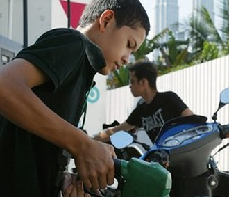 Người dân Malaysia từ lâu đã quen với mức giá xăng dầu rẻ vì giá xăng ở nước này hiện vào hàng thấp nhất ở châu Á.