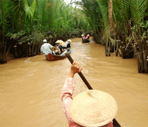 Vào mùa nước nổi như bây giờ các cánh đồng rộng bao la nằm liền kề biên giới chỉ là một biển nước mênh mông, cột mốc biên giới bây giờ cũng chìm trong nước.