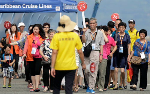 Một đoàn du khách Trung Quốc thăm Nhật - Ảnh: Bloomberg.<br>