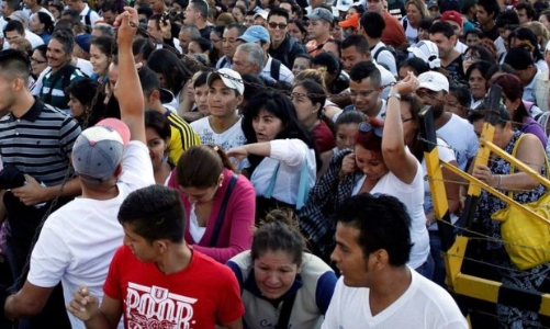 Hàng chục nghìn người Venezuela đổ sang Colombia tìm thức ăn
