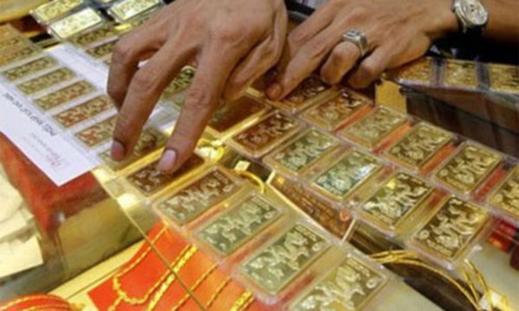 Sau gần 2 tháng liên tục đấu thầu vàng miếng, giá vàng trong nước vẫn 
duy trì một khoảng cách lớn so với giá vàng quốc tế quy đổi.