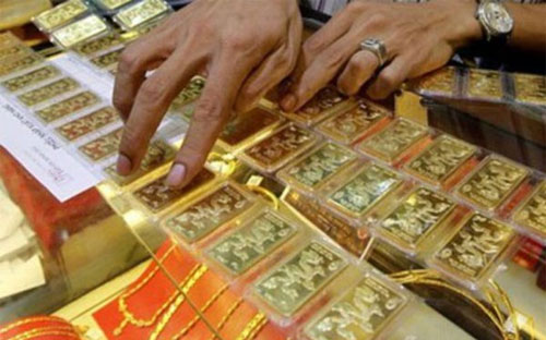 Sau gần 2 tháng liên tục đấu thầu vàng miếng, giá vàng trong nước vẫn 
duy trì một khoảng cách lớn so với giá vàng quốc tế quy đổi.