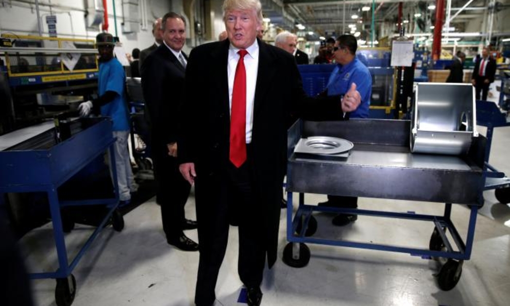 Tổng thống đắc cử Donald Trump thăm nhà máy của Carrier ở Indianapolis ngày 1/12 - Ảnh: Reuters.