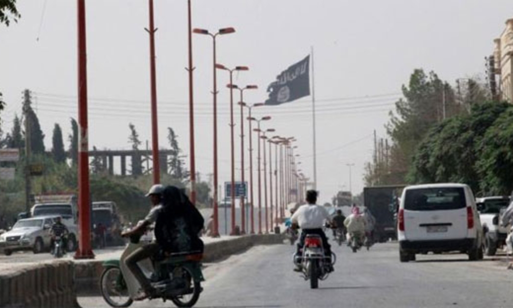 Cờ IS trên đường phố ở thị trấn Tel Abyad ở Syria, gần biên giới với Thổ Nhĩ Kỳ, tháng 9/2014 - Ảnh: Reuters.