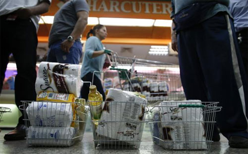 Người dân Venezuela "vét sạch" giấy vệ sinh trong siêu thị mỗi khi có hàng bán.<br>