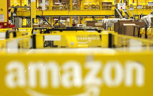Amazon cho biết hiện có hơn 50 nhà kho và 20 trung tâm phân loại, đóng gói hàng tại Mỹ - Ảnh: Bloomberg/Getty. 