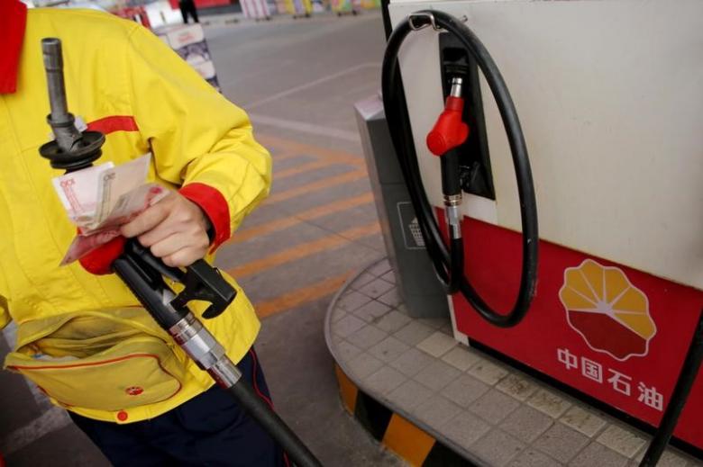 Nhu cầu tiêu thụ dầu toàn cầu trong năm 2016 cao hơn dự báo - Ảnh: Reuters.<br>