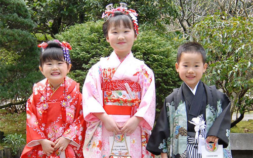 Nhật Bản hiện đang nỗ lực tìm cách đảo ngược sự suy giảm của tỷ lệ sinh,
 vấn đề gây sức ép lên lực lượng lao động và làm gia tăng gánh nặng tài 
chính cho người đi làm.