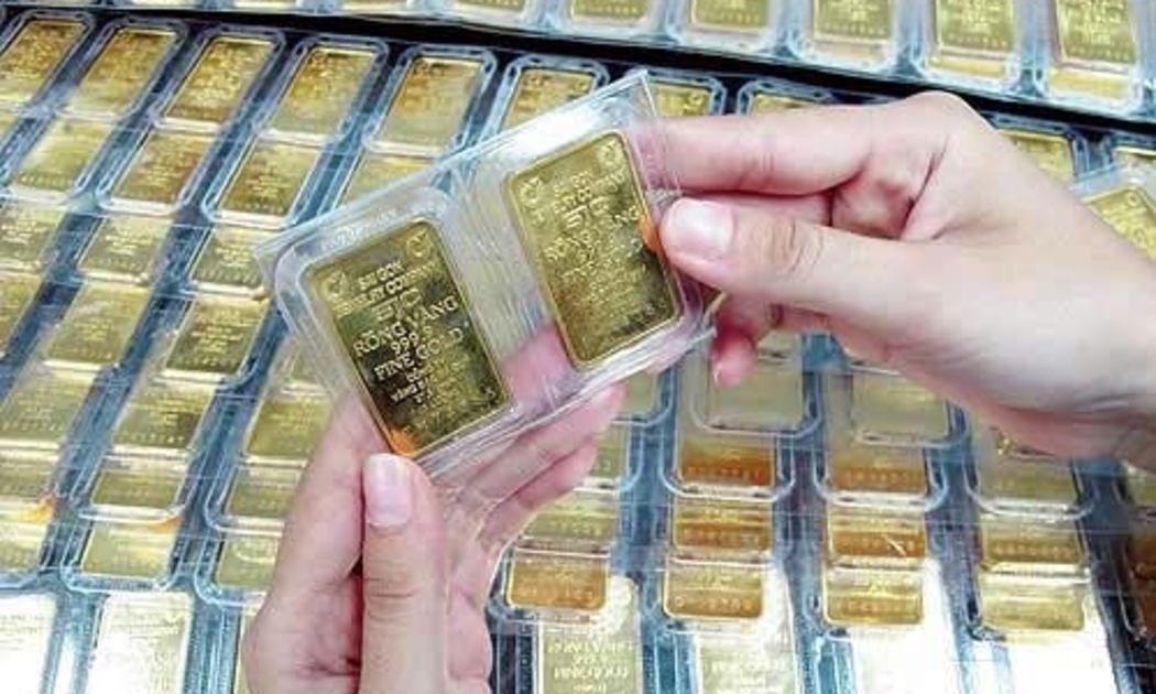 Sáng nay, giá vàng SJC bán ra trên thị trường vẫn chênh cao hơn giá vàng
 quốc tế quy đổi theo giá USD tự do tới 5,5 triệu đồng/lượng.