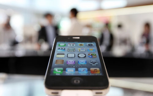 "Điện thoại iPhone là một thiết bị có tính biểu tượng, mà mọi người trên
 khắp thế giới đều muốn sở hữu", David Edmondson, Giám đốc điều hành của
 eRecyclingCorp, nhận định - Ảnh: Bloomberg.<br>