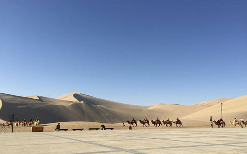 Đàn lạc đà chở du khách ở Minh Sa Sơn, Cam Túc, Trung Quốc - Ảnh: An Huy.<br>
