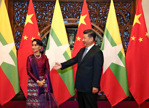 Chủ tịch Trung Quốc Tập Cận Bình (phải) và bà Aung San Suu Kyi, quốc vụ khanh Myanmar trong chuyến thăm Bắc Kinh của bà Suu Kyi, ngày 19/8 - Ảnh: AP/Nikkei Asian Review.<br>