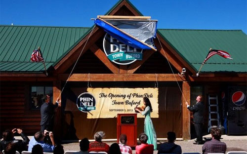 Vào hôm thứ Ba tuần này, ông Nguyên đã mở cửa trở lại các hoạt động kinh doanh của Buford, bao gồm một trạm xăng và một cửa hàng tiện ích mà ông tiếp quản từ chủ nhân cũ của thị trấn.