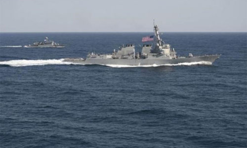 Tàu USS Lassen của Mỹ (phải) trong một cuộc tập trận ngoài khơi bán đảo Triều Tiên tháng 3/2015 - Ảnh: Reuters.<br>