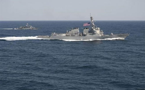 Tàu USS Lassen của Mỹ (phải) trong một cuộc tập trận ngoài khơi bán đảo Triều Tiên tháng 3/2015 - Ảnh: Reuters.<br>