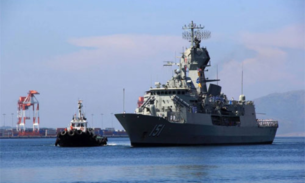 Tàu khu trục HMAS Arunta của Australia trong một chuyến thăm cảng Philippines hôm 7/10 - Ảnh: EPA/WSJ.<br>