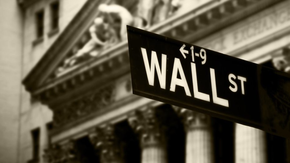 Phản ánh nỗi lo sợ của Phố Wall, đồng USD và các chỉ số chứng khoán đã sụt giảm mạnh, trong khi giá vàng tăng vọt.