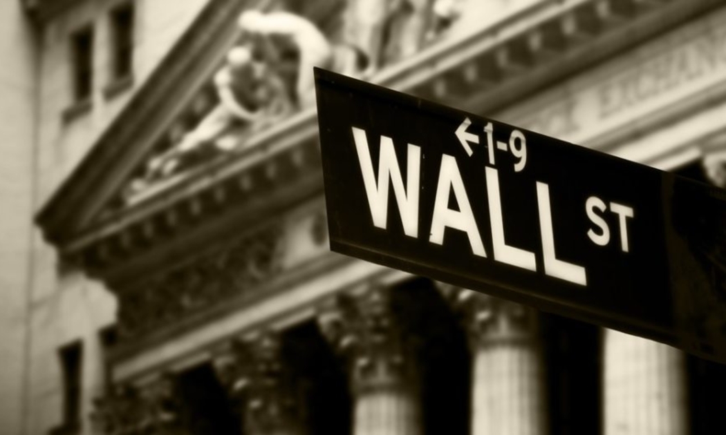 Phản ánh nỗi lo sợ của Phố Wall, đồng USD và các chỉ số chứng khoán đã sụt giảm mạnh, trong khi giá vàng tăng vọt.