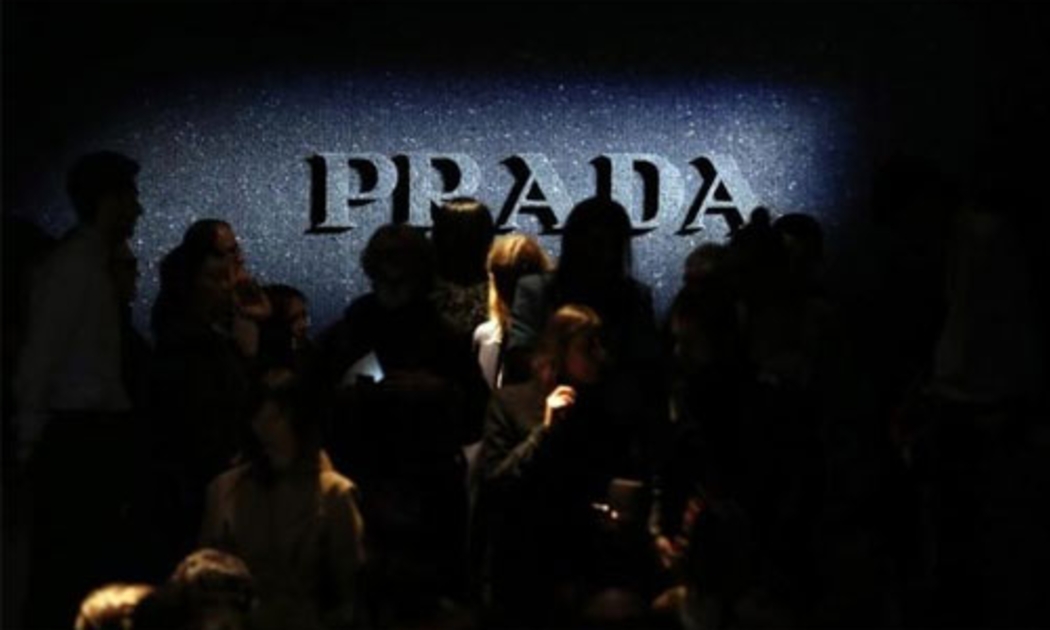 Logo Prada tại một buổi trình diễn thời trang ở Milan, Italy, tháng 2/2014 - Ảnh: Reuters.<br>
