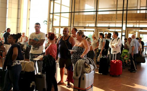 Du khách Anh xếp hàng để rời khỏi sân bay ở khu nghỉ dưỡng Sharm al-Sheikh, Ai Cập ngày 6/11 - Ảnh: Reuters.