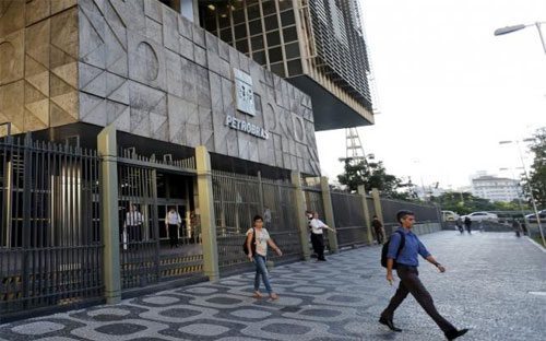 Bên ngoài trụ sở của Petrobras ở Rio de Janeiro, Brazil - Ảnh: Reuters.<br>