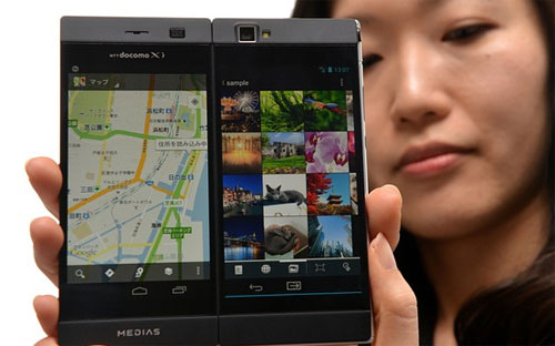 Chiếc điện thoại thông minh 2 màn hình mà NEC giới thiệu vào tháng 3 năm nay. Hôm qua (31/7), NEC tuyên bố sẽ rút lui khỏi lĩnh vực smartphone - Ảnh: AFP/Getty.<br>
