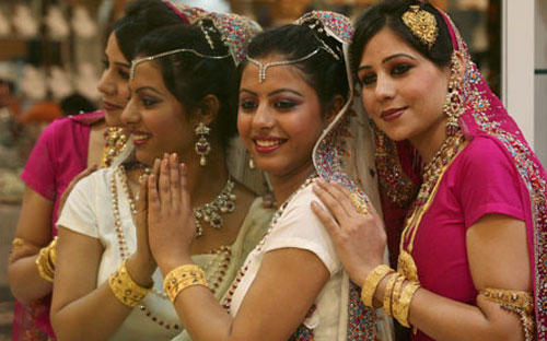 Tại Ấn Độ, quốc gia tiêu thụ vàng lớn nhất thế giới, các biện pháp hạn 
chế nhập khẩu vàng, cùng với sự mất giá của đồng Rupee, đã kìm hãm nhu 
cầu đối với kim loại quý này.