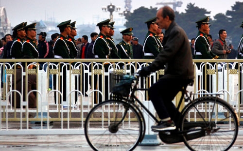 Với công suất dư thừa và mức nợ chồng chất, Trung Quốc không còn muốn giữ vai trò đầu máy của tăng trưởng toàn cầu - Ảnh: Reuters/The Atlantic.<br>