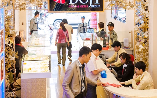 Giao dịch tại một chi nhánh của DOJI.<br>