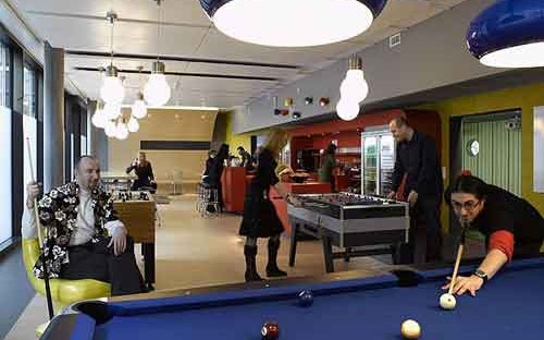 Nhân viên Google đang giải trí ở cơ quan.<br>