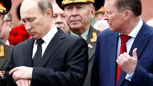 Tổng thống Nga Vladimir Putin (trái) và ông Sergei Ivanov, người mới bị chuyển vị trí khỏi chức chánh thư ký của&nbsp; Putin - Ảnh: CNBC.<br>
