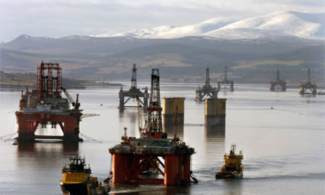 Một khu vực khai thác dầu khí ở Scotland - Ảnh: AP/WSJ.<br>