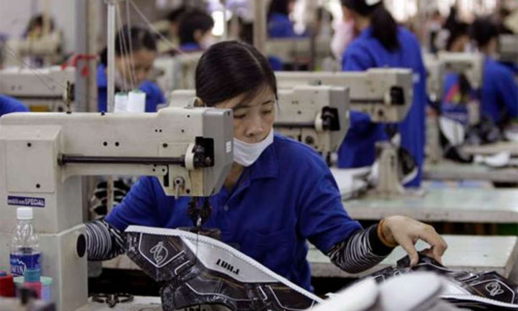 Công nhân làm việc trong một nhà máy da giày ở Việt Nam - Ảnh: AP.