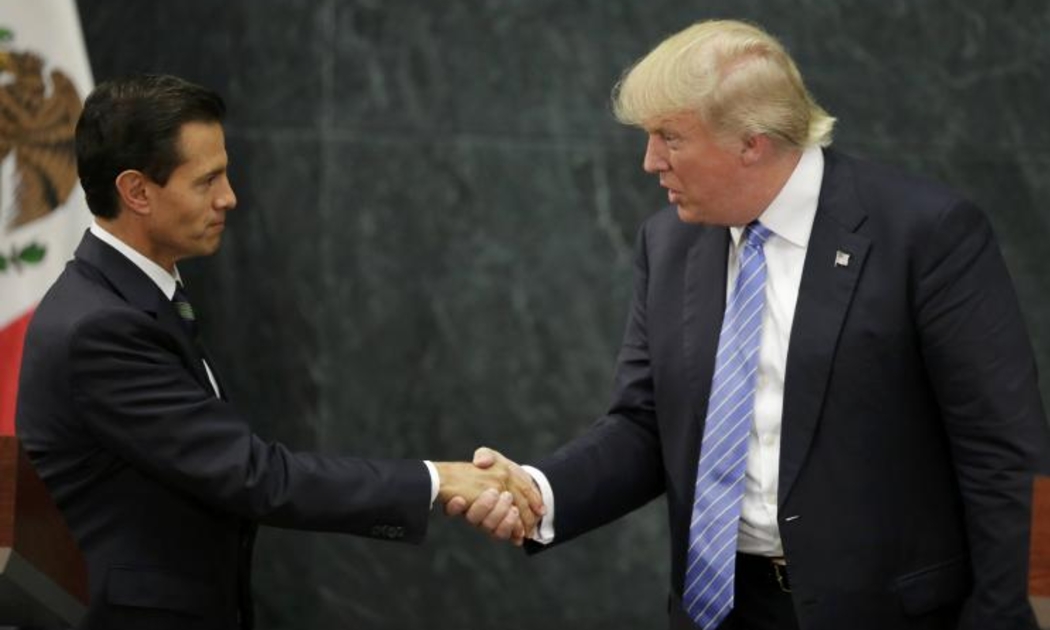 Ứng cử viên Tổng thống Mỹ Donald Trump (phải) gặp Tổng thống Mexico Enrique Pena Nieto ngày 31/8 tại Mexico City - Ảnh: Reuters.