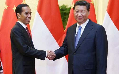 Tổng thống Indonesia Joko Widodo (trái) và Chủ tịch Trung Quốc Tập Cận Bình - Ảnh: Tân Hoa Xã.<br>